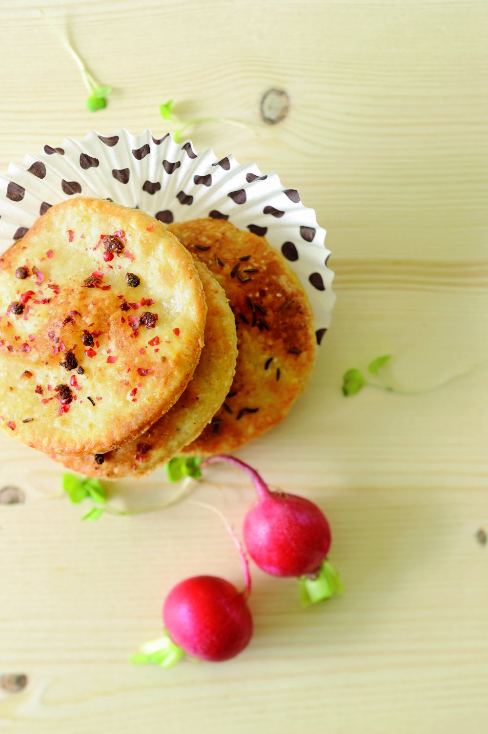 slani-krekeri-s-namazom-od-skute.bin