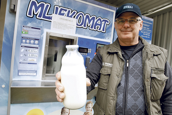 jastrebarsko-06-03-2013-zeljko-pazulj-mljekar-koji-je-2010-postavio-prvi-mljekomat-u-hrvatskoj.bin