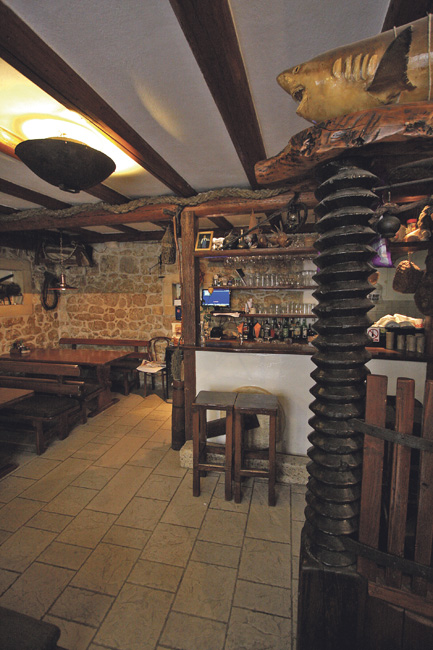 makarska-14-05-2013-konoba-kalalarga-u-makarskoj.bin