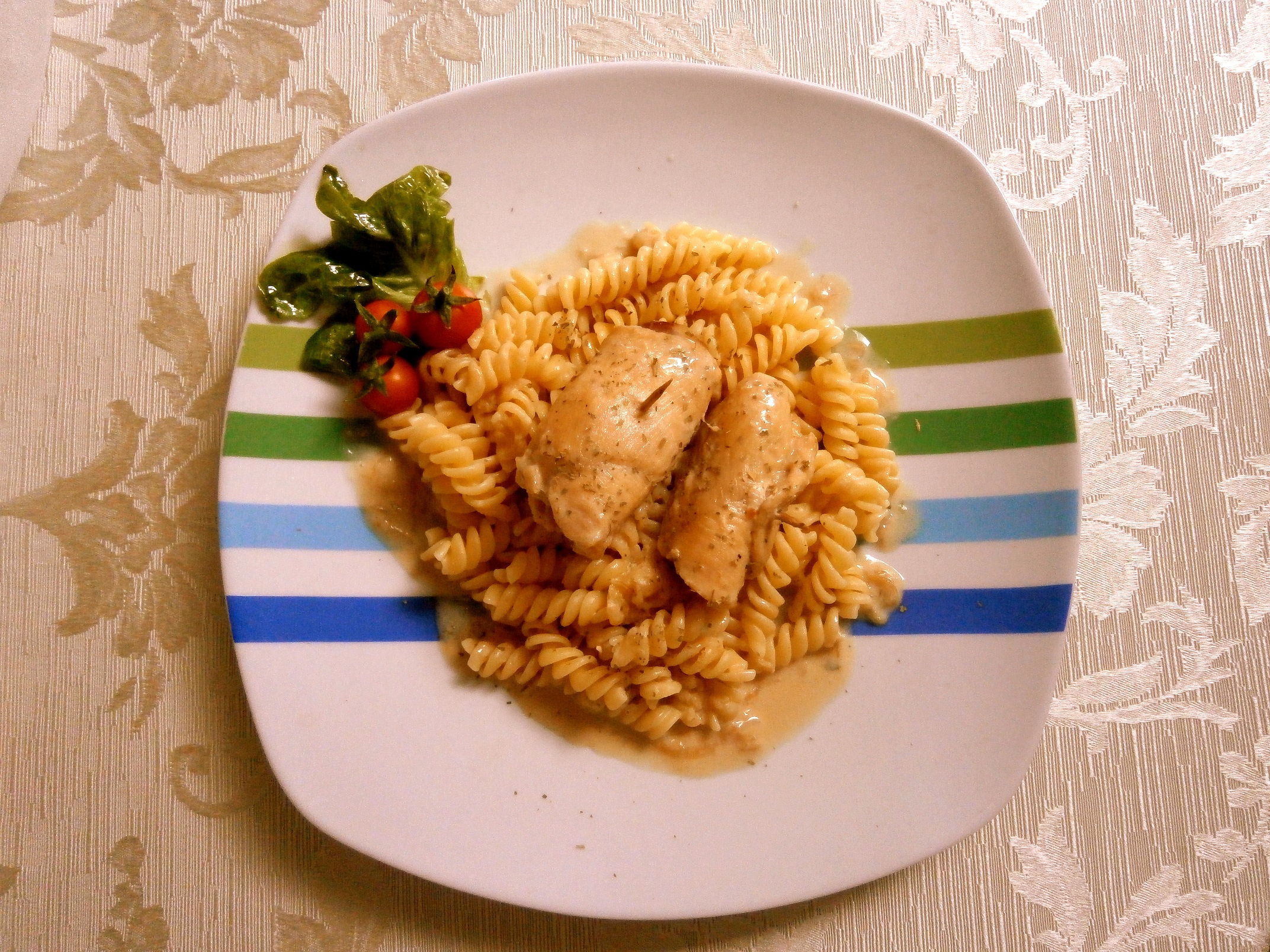 pilece-rolice-punjene-sunkom-i-spekom-u-sojinom-vrhnju-s-cesnjakom.bin