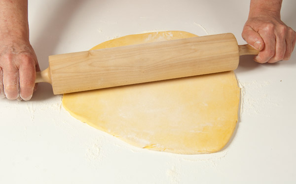 Od brašna, gustina, šećera, jaja, maslaca, vanilin šećera, praška za pecivo, tople vode i kiselog vrhnja umijesite glatko tijesto pa ga tanko razvaljajte.