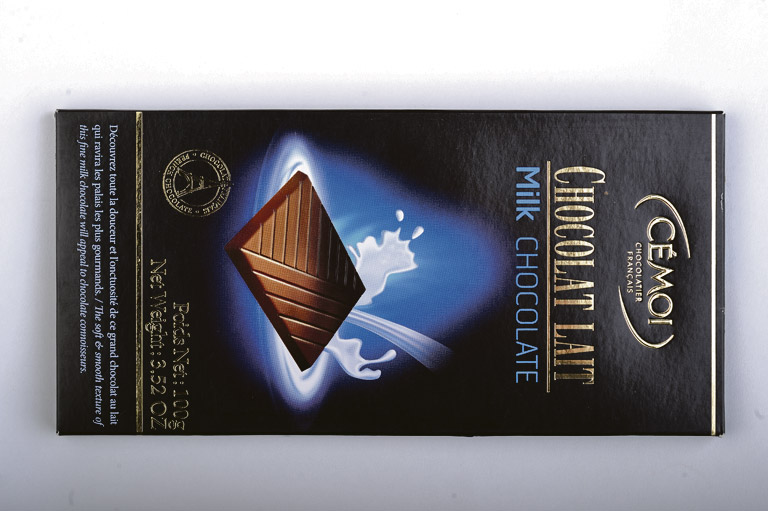 Zemlja porijekla: Francuska
Tvrda i čudna. Ostavlja neki grozan okus, mlijeka u prahu. Preslatko, i to potpuno umjetna slatkoća. Kao da uopće nema kakaa u njoj. Šećerna tabla. Pretanka i potpuno nedojmljiva. Neki kažu da nemaju ozbiljniju zamjerku, ali im je potpuno bezvezna. Djeluje jeftino. Junior jednog od kušača kaže da mu je kao Kinder. Žena bez kriterija pita “jel’ moram pojesti do kraja?”
Prosječna ocjena: 
slabašna dvojka.
    