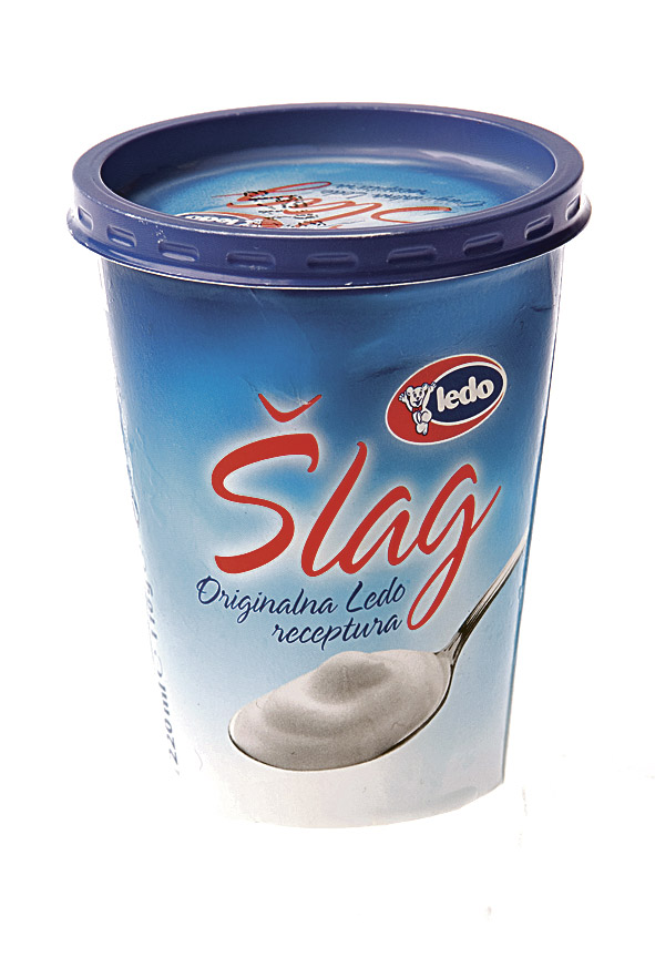 Snježno bijel, postojan, ne otapa se prebrzo, kremast, ne premastan. Kad ga se malo pocucla, totalno je sladoledast. Aroma vuče na karton, kao iz neke davne priče. Prisjećamo se onih zvjezdica koje su ostajale na poklopcu koji bismo kao klinci lizali dok bismo čekali da se ostatak otopi. Okus vanilije. “Ovaj sigurno dugo pluta u kavi!” Retro, vintage, kao bajka - nestao iz tanjurića u sekundi.
Ocjena: 4-5