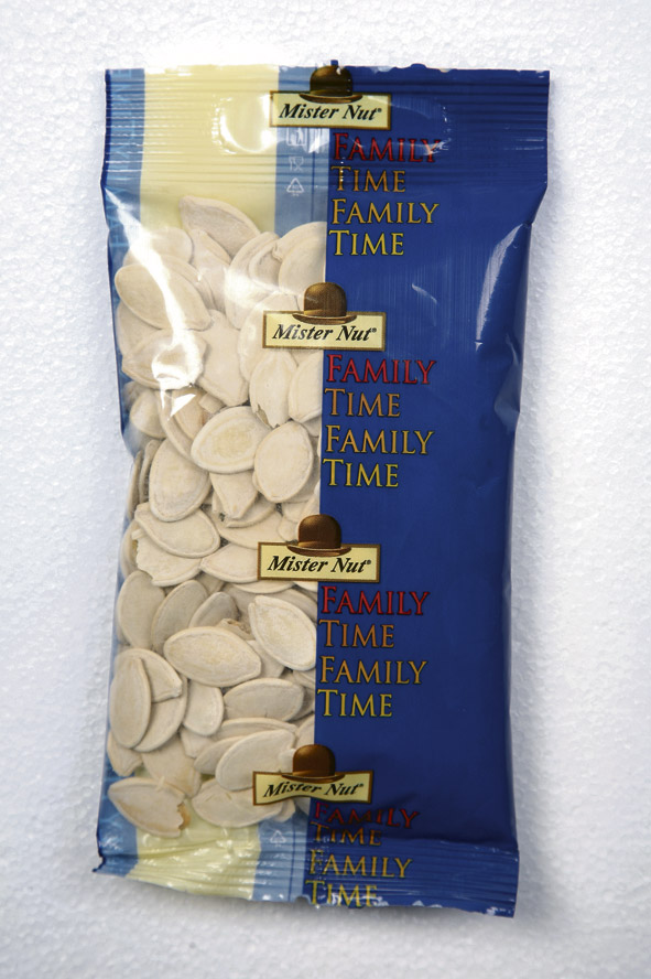 Pod prstima i nisu baš debeljuškaste. “Ali sviđa mi se njihova Ariel bjelina.” Dosta se teško gule, nekako kao da su malo presušene. Slanoća nije loša, ali mogle bi biti još malo slanije. Zapravo, variraju, kako koja koštica. “Imam predebele prste za ovo.” Nekima njihova veličina izaziva frustracije, “male su i blage, odmah znam da moram pojesti dve kile.” Ipak, punoća okusa ove mršavice kasnije dovodi do finala. Završavaju u pripetavanju, uz komentare: “meni su ove definitivno najaromatičnije” i “mlađe je slađe”. Djeluju svježe i osjeti se neka masnoća u njima. “Kao da su organske.” Ocjene: 5, 5, -5, 4, 4
    