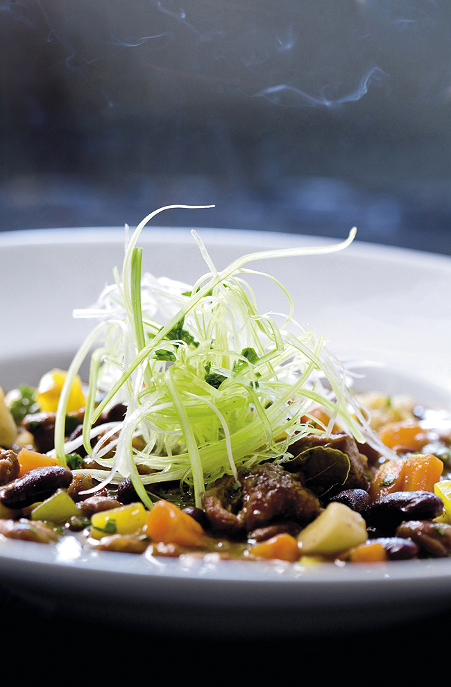 • 1 luk
• 2-3 češnja češnjaka
• korjenasto povrće (1 žuta mrkva, 2 obične mrkve, 1 korijen peršina + list, komadić korijena celera, 1 pastrnjak)
• 250 g telećeg vrata
• 100 g crvenog graha
• 50 g graha trešnjevca
• 1 tamno pivo
• sol, papar, cayennska paprika

Meso i povrće narežemo na kocke. Grah kuhamo posebno i procijedimo. Na ulju zapržimo meso, dodamo luk i korjenasto povrće. Zalijemo tamnom pivom i kuhamo da meso omekša. Dodajemo vode ili mesnog temeljca tijekom kuhanja da sastojci budu pokriveni tekućinom. Na kraju dodamo grah, začinimo solju, paprom i cayennskom paprikom. List peršina nasjeckamo i dodamo u gotovu čorbu.