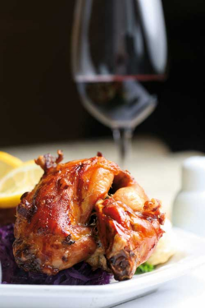 Chef restorana u Sheratonu Matija Balent pripremio je jela od zeca, za koja je recepte izvukao iz bogate obiteljske ostavštine. Nemojte brinuti zbog lovostaja, zeca možete zamijeniti kunićem ili potražite vezu do škrinje nekog lovca. 

foto: Berislava Picek