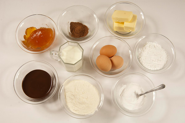 TIJESTO:
* 20 dag glatkog brašna 
* 10 dag maslaca 
* 10 dag šećera u prahu 
* 10 dag mljevenih oraha 
* 1 žumance; 
KREMA:
* 2 jaja * 10 dag šećera u prahu 
* 10 dag maslaca 
* 5 dag čokolade *čokoladna ocaklina (za umakanje)
    