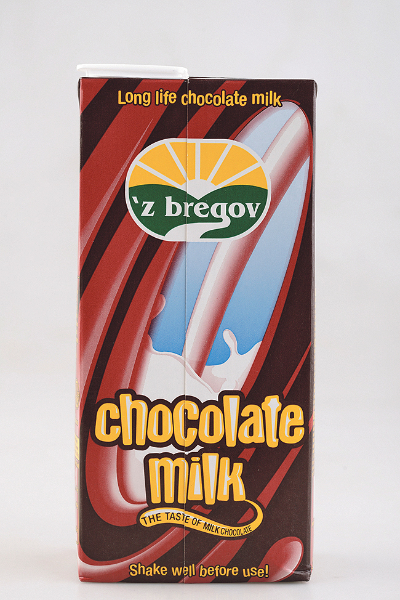 1 l 10,49 kn
Udio mliječne masti: 2%

Ovo izgleda kao bijela kava. Poznat okus, pitko je, dovoljno gusto, svima se sviđa jer se osjeti da je punomasno, klasika. No, jednoglasno se slažemo da mu nedostaje čokolade. Mislimo da bi bilo odlično da koalira s prvim koje smo kušali.
Prosječna ocjena: čvrsta trojka