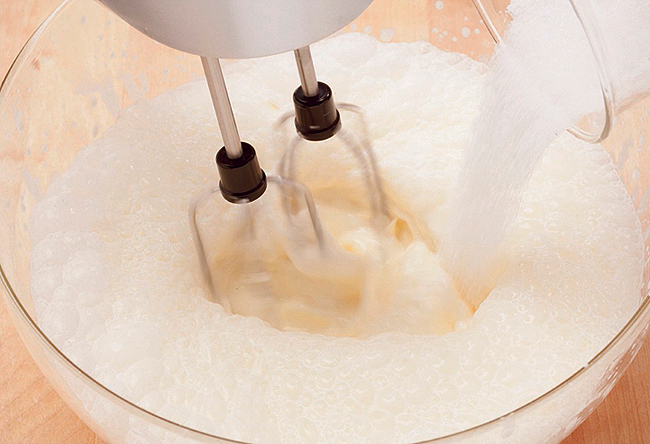 Pomiješajte jedno pakiranje mascarpone sira, kiselog vrhnja i slatkog vrhnja te šećera u prahu po ukusu. Stavite hladiti.