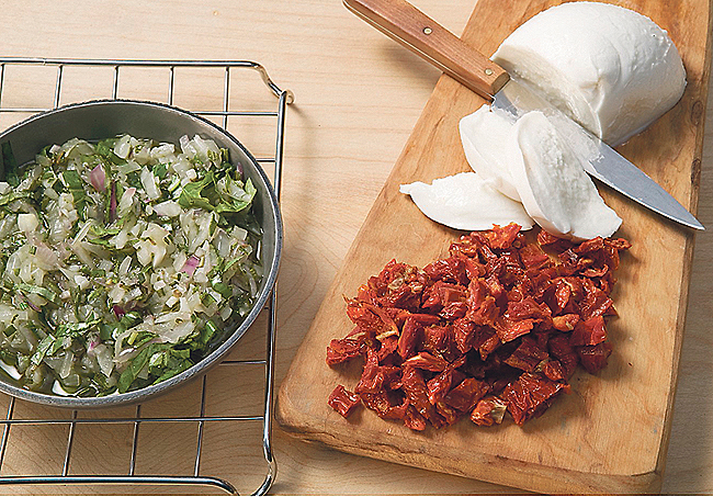 Pripremite 2 mozzarelle, 2 žlice sušenih rajčica iz ulja, dinstani
luk s peršinovim listom i mesnatom pancetomm.