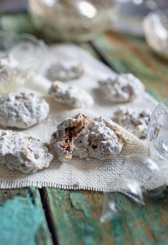 Vrijeme pripreme: 
10 minuta u pećnici ili preko noći
• 120 g prženih lješnjaka 
• 60 g fine tamne čokolade 
• 2 bjelanjka (dva veća ili 3 manja jaja) 
• 110 g šećera
Pećnicu zagrijte na 180 stupnjeva i pripremite 2 pleha za pečenje obložena masnim papirom. Pržene lješnjake i čokoladu na grubo nasjeckajte dobijete čvrsti snjeg. Stalno miješajte pa dodajte šećer dok ne dobijete finu ljepljivu teksturu. Na kraju ručno umiješajte lješnjake i čokoladu. Čajnom žlicom smjesu slažite na masni papir. Pripremljenu smjesu za kekse stavite u pećnicu, pećnicu isključite i kekse ostavite nekoliko sati u pećnici, odnosno najbolje preko noći. 