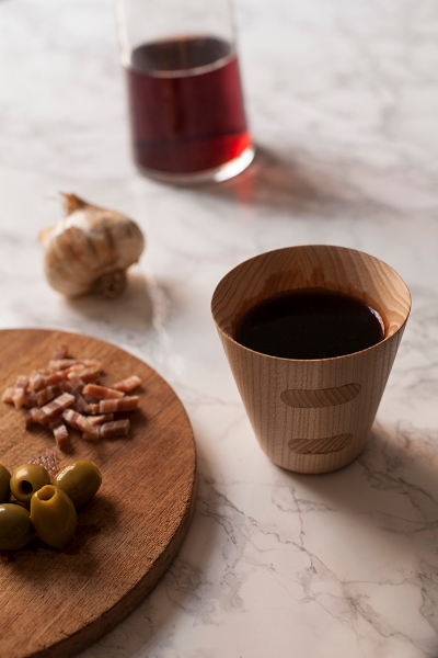 Marenda je kultni obrok naših prostora koji slikovito prenosi mentalitet stanovnika. Segment tog malog gastronomskog doživljaja ilustriran je kroz redizajn bukare – autohtone dalmatinske drvene čaše, koja sugerira specifičan način uživanja u vinu.
      
foto: Domagoj Kunić i Bojan Mrđenović