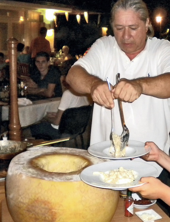 Ovo jelo priprema se za stolom. Možete birati između paste, njoki ili riže u permezanu Grana Padano od 45 kila odležanom 18 mjeseci. Na maslinovo ulje bace se sušene pomidore, doda se malo svježeg bosiljka (koji se u tom trenutku bere pred gostima), svježe mljevenog papra i tabasca. Flambira se konjakom, napravi se umak od tartufa, kapara ili gorgonzole, po želji gosta. Parmezan se rastopi brenerom i svi sastojci se stave u njega kako bi se spojili s otopljenim sirom. Poslužuje se taj tren iz sira na stol.