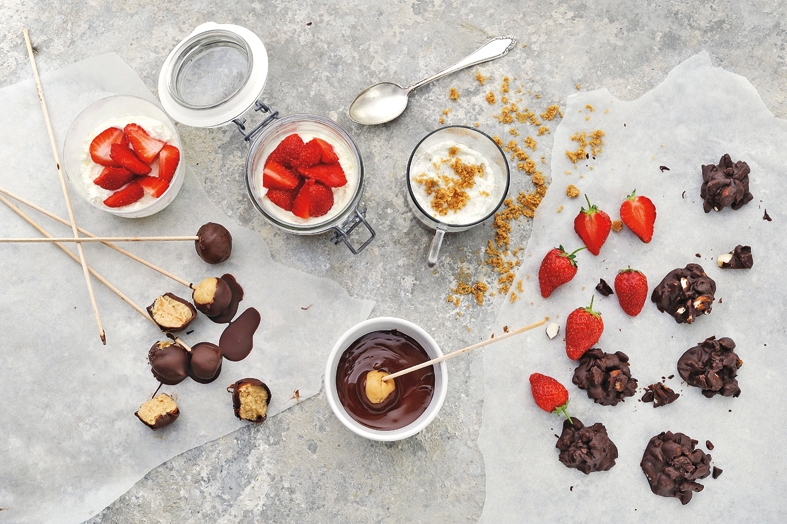 Ako vam se baš jako ne pali pećnica, ovo je rješenje za vas. Uživajte u četiri jednostavna recepta za deserte bez vatre. Učite od autorice najboljeg desertnog bloga Da mi je nešto slatko...  Ane-Marije Bujić. 
      
Snima Marko  Mišćević/Cropix