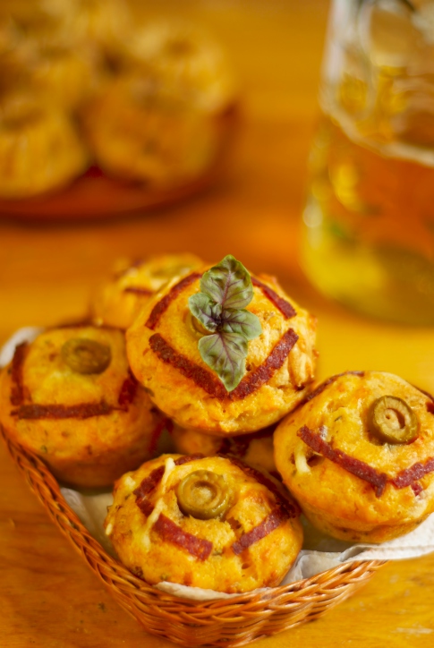 Trajna kobasica ne mora biti rezervirana za klasične sendviče. Sitno ju nasjeckajte i ubacite u muffine, a treba li vam osnovni recept pogledajte ovdje

      
    