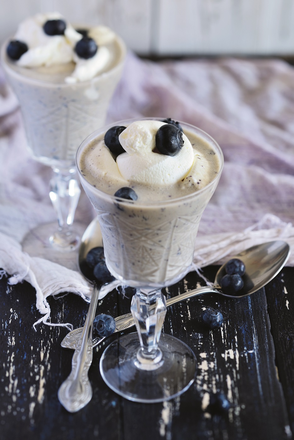 Iako izgledaju kao pića, milkshakeovi su zapravo tekući deserti. Ovaj će se svidjeti svakom tvrdokornom sladokuscu.
Za 2 osobe:
• 100 g borovnica + par komada za
ukrašavanje
• 1 mala banana
• 4 kugilce sladoleda od vanilije
• 100 ml hladnog mlijeka
• 200 ml tučenog slatkog vrhnja
Pomiješajte u blenderu borovnice, bananu, sladoled i mlijeko te sve miješajte dok ne dobijete ujednačenu smjesu. Prebacite smjesu u čaše pa na vrh svake stavite po malo tučenog slatkog vrhnja. Posipajte s par borovnica i poslužite.