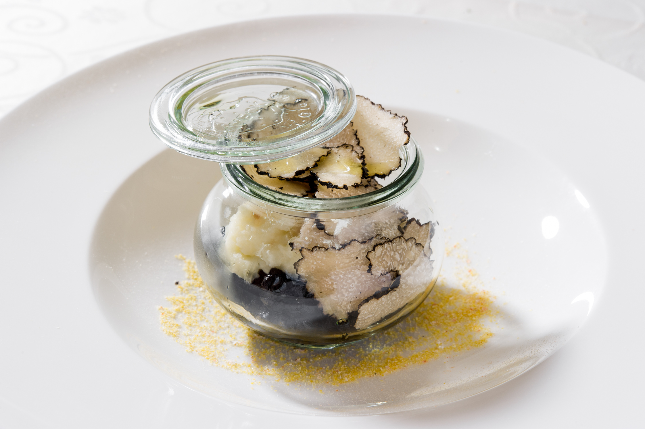 san-rocco-brtonigla-velute-od-krumpira-na-posteljici-od-sipica-sa-crnim-tartufom.bin