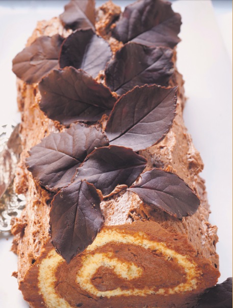 Za biskvit:
• 5 jaja 
• 100 g šećera
• 150 g oštrog brašna
Za kremu:
• 250 g maslaca 
• 5 žlica šećera u prahu 
• 200 g čokolade za kuhanje
Na pari ugrijte maslac i čokoladu te miješajte sa šećerom u prahu dok se sastojci posve ne otope. Ostavite na sobnoj temperauri da se ohladi.  Pećnicu ugrijte na 180 °C. Odvojite žumanjke od bjelanjaka. Žumanjke miksajte dok se ne stvori pjena, potom malo pomalo uz miješanje dodavajte šećer, dok smjesa ne postane pjenasta. Od bjelanjaka istucite čvrsti snijeg. Tada smjesi od žumanjaka dodajte brašno stalno miksajući. Na kraju pjenjačom umiješajte snijeg od bjelanjaka. Na najveci plitki pleh za pečenje stavite papir za pečenje pa izlijte biskvitno tijesto i poravnajte ga po cijeloj površini papira. Stavite u pećnicu na srednju prečku otprilike 12-15 minuta.  a stol ili radnu plohu stavite drugi papir za pečenje. Pospite ga s dvije-tri žlice šećera u prahu. Pečeni biskvit izvrnite na papir, a papir na kojem se pekao odvojite. Krpu namočite hladnom vodom, ocijedite je, stavite na vrući biskvit pa pažljivo zarolajte. Kad se biskvit ohladio, pažljivo odrolajte, ali ne na silu nego nježno, a tijesto ostane malo zavrnuto. Nanesite 3/4 kreme i ponovno zarolajte. Ostatkom kreme ukrasite površinu rolade koju možete posuti čokoladnim ili umjetnim listićima. 