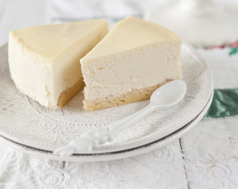 Foto: iStock

• 175 g Digestive keksa
• 80 g maslaca
• 500 g krem sira po želji
• 220 g šećer
• 4 jaja + 1 žumanjak
• naribana korica i sok jednog limuna
• 400 g mascarponea
• 1 žličica ekstrakta vanilije

Zagrijte pećnicu na 140°C. Obložite kalup za torte promjera 24 cm papirom za pečenje. Drugi dublji protvan za pečenje do pola ispunite s kipućom vodom i stavite ga na dno pećnice. Kekse sameljite i dodajte rastopljeni maslac. Kekse utisnite u kalup. Za nadjev, pomješajte krem sir i šećer. Dodajte jaja, žumanjak, limun i miksajte dok se sve lijepo ne sjedini. Dodajte mascarpone i ekstrakt vanilije i ponovno izmiksajte. Izlijte smjesu preko keksi i pecite ga oko sat vremena na srednjoj rešetki iznad protvana s vodom. Ostavite ga da se ohladi otprilike još sat vremena na zraku i onda ga stavite u hladnjak. Poslužite ga hladnog!