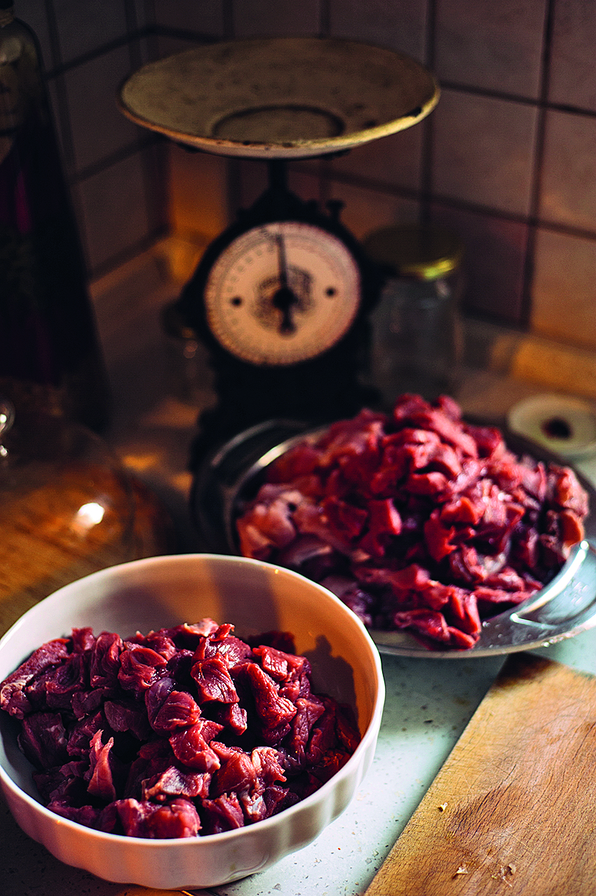 • 2 kg junetine • 2 kg svinjetine • 2 kg luka • 2-3 mrkve • 3 korijena peršina • pola korijena celera • 6-8 češnjeva češnjaka • goveđi temeljac, oko 2 litre
• bijelo vino, oko 2 dl • 6 listova lovora • peršinov list • slatka mljevena crvena paprika • dimljena mljevena paprika • ljuta mljevena paprika ili suha papričica • sol • papar • mast

Naložiti vatru i postaviti kotlić. Nasjeckati luk pa ga popržiti na masti i podlijevati s malo vode da ne zagori. Kada luk uvene i postane staklast dodati meso narezano na kockice, kratko ga popržiti pa ubaciti u kotlić nasjeckano korjenasto povrće,
češnjak i lovorov. Podliti temeljcem pa kuhati dok meso ne bude mekano, oko dva sata. Povremeno podliti temeljcem i dodati bijelo vino. Pred kraj kuhanja dodati peršinov list i sve začine. Ostaviti da se još kratko krčka na laganoj vatri,
po potrebi doliti još temeljca ili vode. Čobanac ne smije biti gust kao gulaš, ali ni rijedak kao juha.