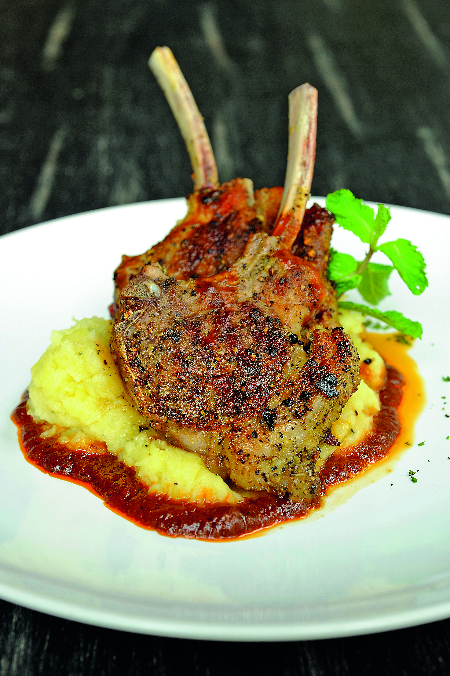 Foto: Shutterstock

• janjeći kotleti
• krumpir
• maslac
• mlijeko
• 1-2 češnja češnjaka
• 2-3 grančice timijana ili pola žličice suhog
• bijelo vino
• mesni temeljac
• maslinovo ulje
• sol
• papar

Janjeće kotlete posolite i popaprite pa ih ispecite na tavi na malo maslinova ulja, i to vrlo kratko, samo da dobiju boju izvana jer kotleti moraju ostati ružičasti iznutra. Skuhajte krumpir za pire. U tavu u kojoj se peklo meso dodajte vino i temeljac te češnjak i timijan pa ostavite da malo kuha na laganoj vatri da se umak malo reducira. Možete dodati i malo povrća iz juhe pa sve na kraju izradite štapnim mikserom da dobijete gušći umak. Pire napraviti sa solju, mlijekom i maslacem te na njemu poslužite janjeće kotlete s umakom.