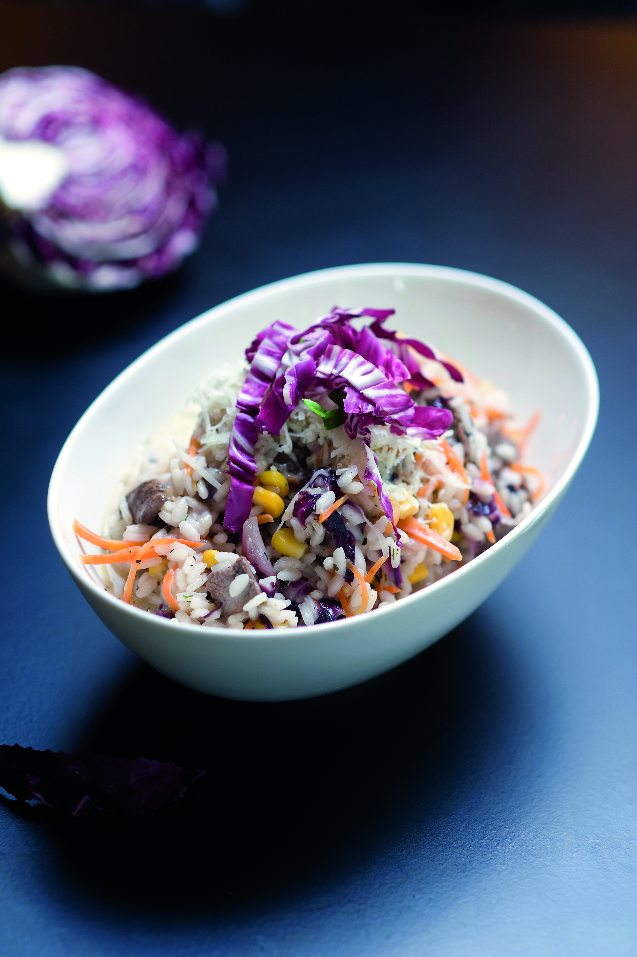 • 280 g bifteka 
• 200 g radiča
• 150 g kukuruza 
• 100 g mrkve
• 1 čaša bijelog vina 
• pola glavice luka
• 1 češanj češnjaka 
• soli, papra
• 150 g maslaca 
• 350 g riže

Rižu skuhajte i ostavite sa strane. Biftek očistite od žilica i narežite na kockice pa ga prepržite na tavici. Stavite sa strane. Mrkvu očistite i nasjeckajte na kockice, pa je blanširajte nekoliko minuta. Stavite sa strane. Na maslacu dinstajte luk i češnjak. Dodajte mrkvu, kukuruz, maslac, kuhanu rižu i promiješajte. Na kraju umiješajte radič. Prema potrebi začinite.