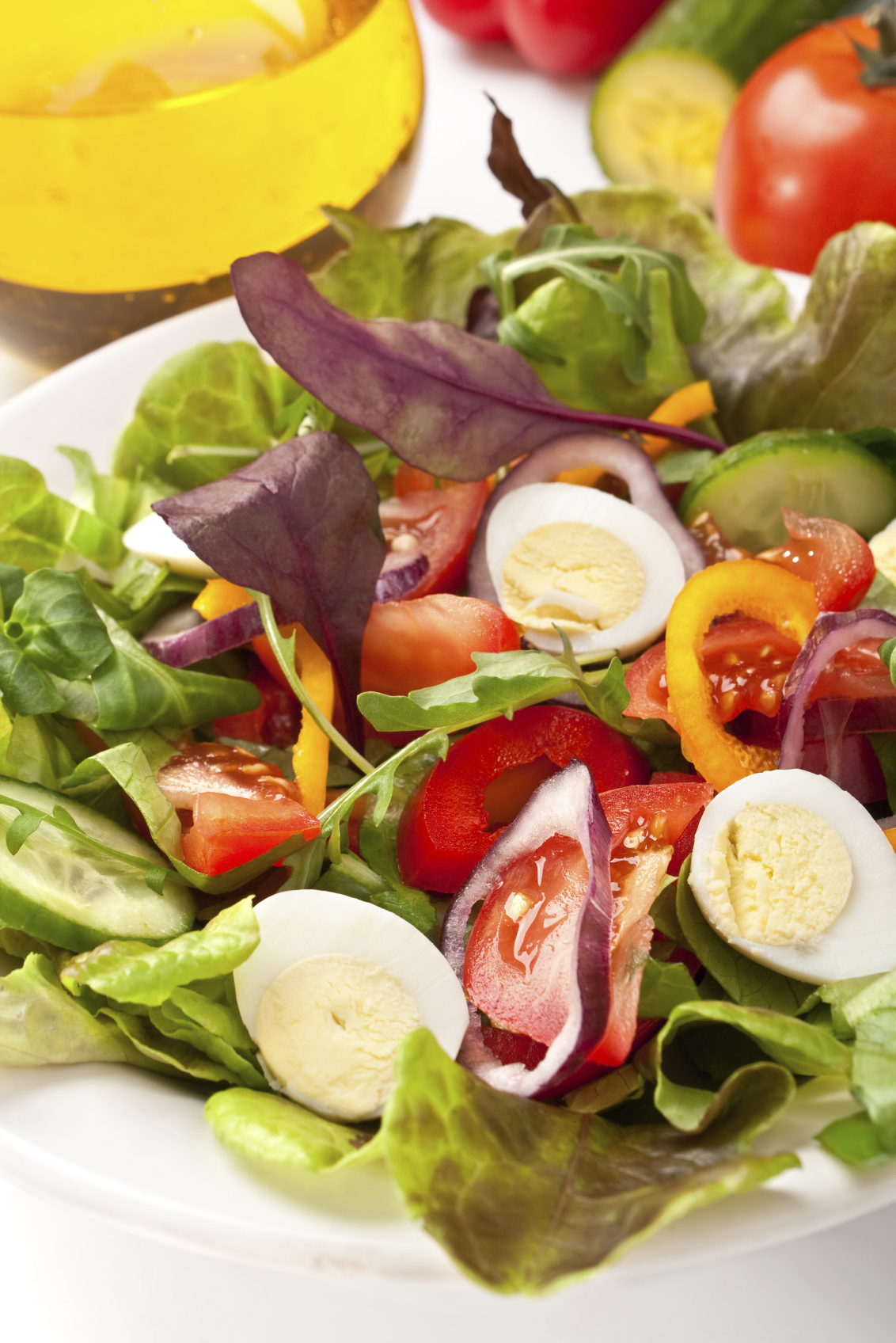 Foto: iStock

• 500 g šarene blitve
• 2 krumpira
• 3 jaja
• sol
• papar
• peršin
• limunov sok

Blitvu blanširajte i izrežite na manje komade. Jaja skuhajte (6 minuta u zaključaloj posoljenoj vodi). Krumpir izrežite na manje komade i također ga skuhajte u slanoj vodi. Pomiješajte krumpir, blitvu i na četvrtine izrezana jaja. Sve posolite, popaprite, pospite sitno sjeckanim peršinom i limunovim sokom. 