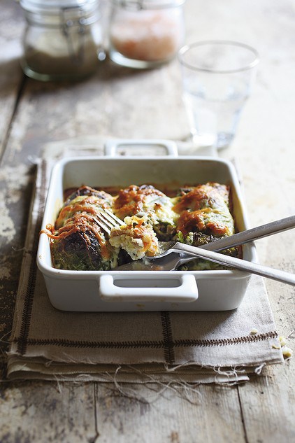 • 1 glavica kelja • 50 dag mljevenog mesa • 1 luk • 3 deblje šnite starog kruha • 3 dl mlijeka • 15 dag sira trapista • 1 jaje • 2 mrkve • 10 dag pancete • 1 češanj češnjaka • malo dijonskog senfa

Za bešamel:

• 10 dag maslaca • 2 kisela vrhnja • 6 dl mlijeka • malo muškatnog oraščića • sol • papar

Kelj razdvojite u listove te ih blanširajte u kipućoj vodi desetak minuta. Kad su listovi gotovi, ocijedite ih i ohladite. Manje listove sitno narežite kako biste ih kasnije dodali u smjesu za punjenje. Sitno sjeckani luk propirjajte na malo maslinova ulja te dodajte sitno rezanu pancetu. U većoj posudi pomiješajte mljeveno meso, jaje, kockice kruha namočene u malo gazirane vode i dobro ocijeđene, propirjani luk i pancetu, sitne ostatke kelja, mrkvicu i senf. Smjesu dobro izmiješajte rukama. Listovima kelja odstranite tvrdi dio stabljike, na list stavite dio mesa te rukama zamotajte sarmice. Složene sarmice slažite u vatrostalnu posudu (prethodno namazanu maslacem). Složene sarmice prelijte bešamelom. Za bešamel umak zagrijte maslac, njemu dodajte brašno brzo miješajući te nakon minutu-dvije ulijte mlijeko. Mlijeku dodajte vrhnje, sol, papar i muškatni oraščić. Sarmice u bešamelu pecite 45 minuta u prethodno zagrijanoj pećnici na 180 stupnjeva. Na pola pečenja posipajte sarmice naribanim sirom i pecite do kraja dok sir ne dobije zlatnosmeđu boju.