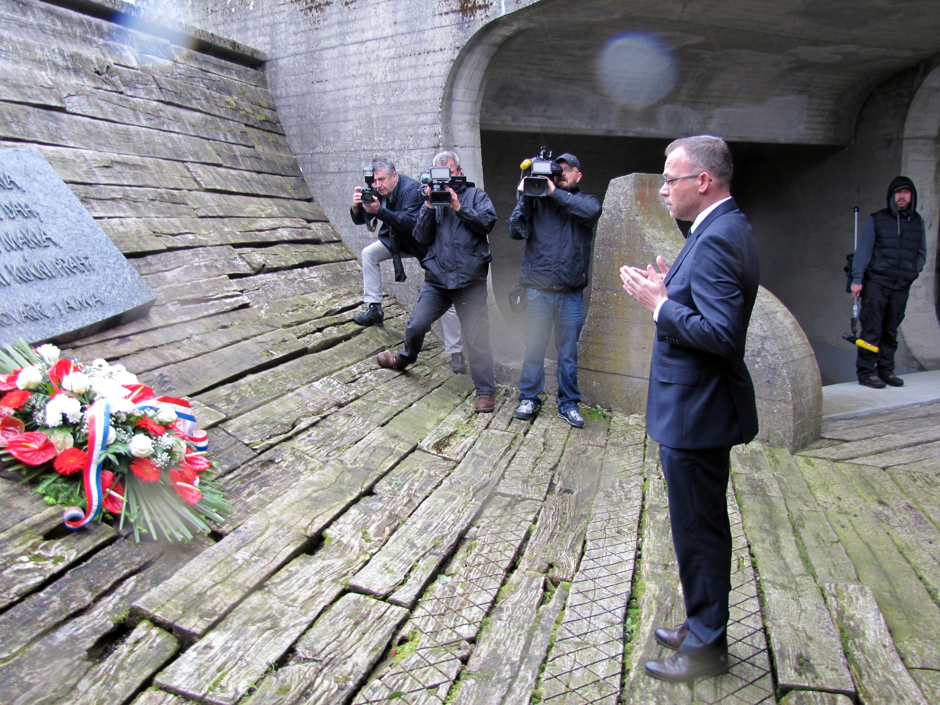 Ministar Hasanbegović položio je vijenac za žrtve ustaškog logora u Jasenovcu.                