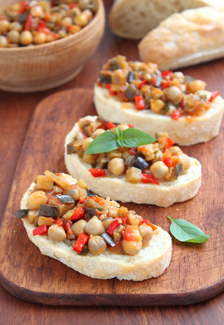 bruschetta-sa-slanutkom-i-patlidzanom.bin