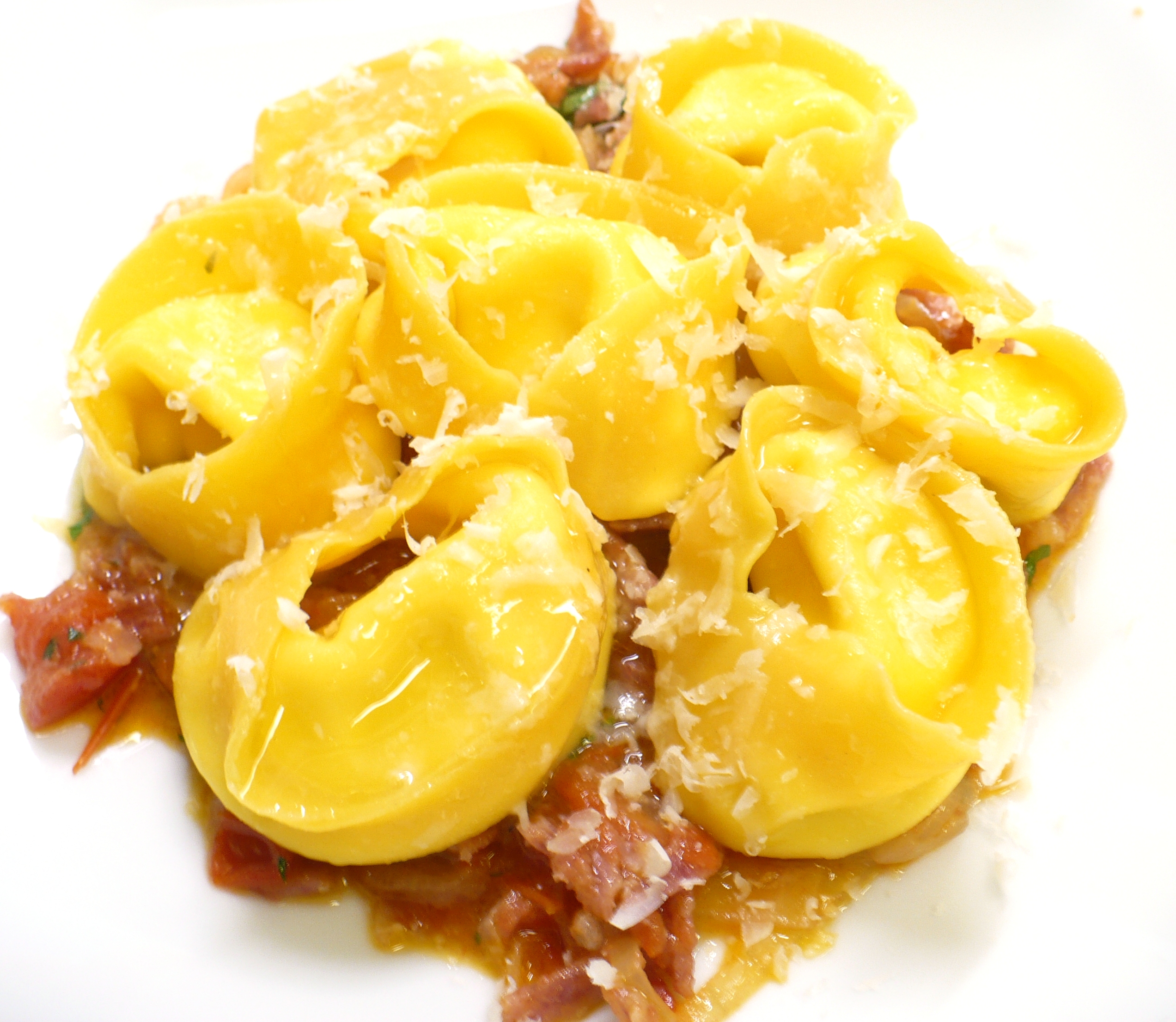 tortelli-alla-patata-con-profumo-di-rosmarino-e-amatriciana-alla-sopressa.bin