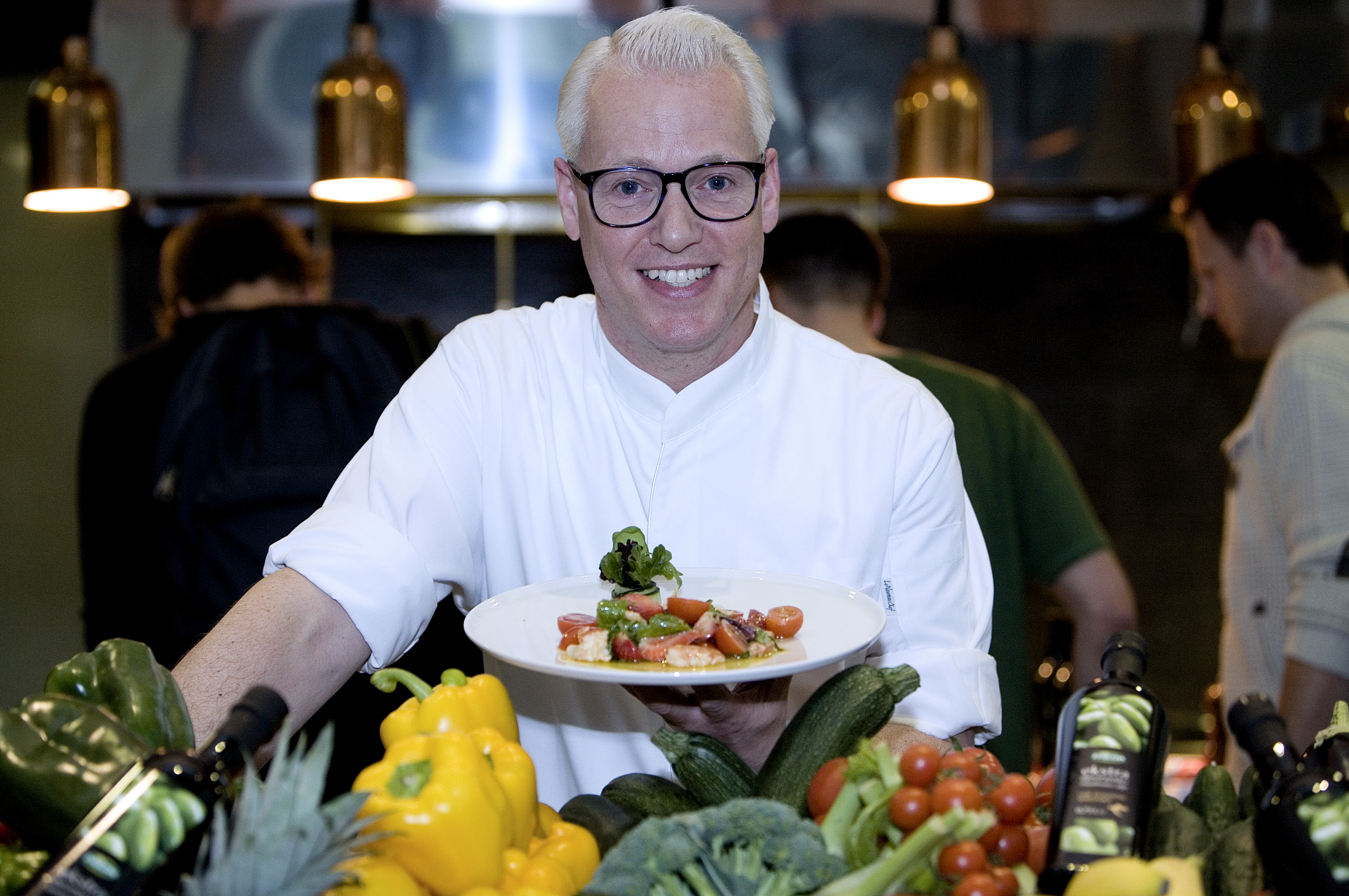 zagreb-16-05-2014-cooking-show-s-poznatim-nizozemskim-chefom-rudolphom-van-veenom.bin