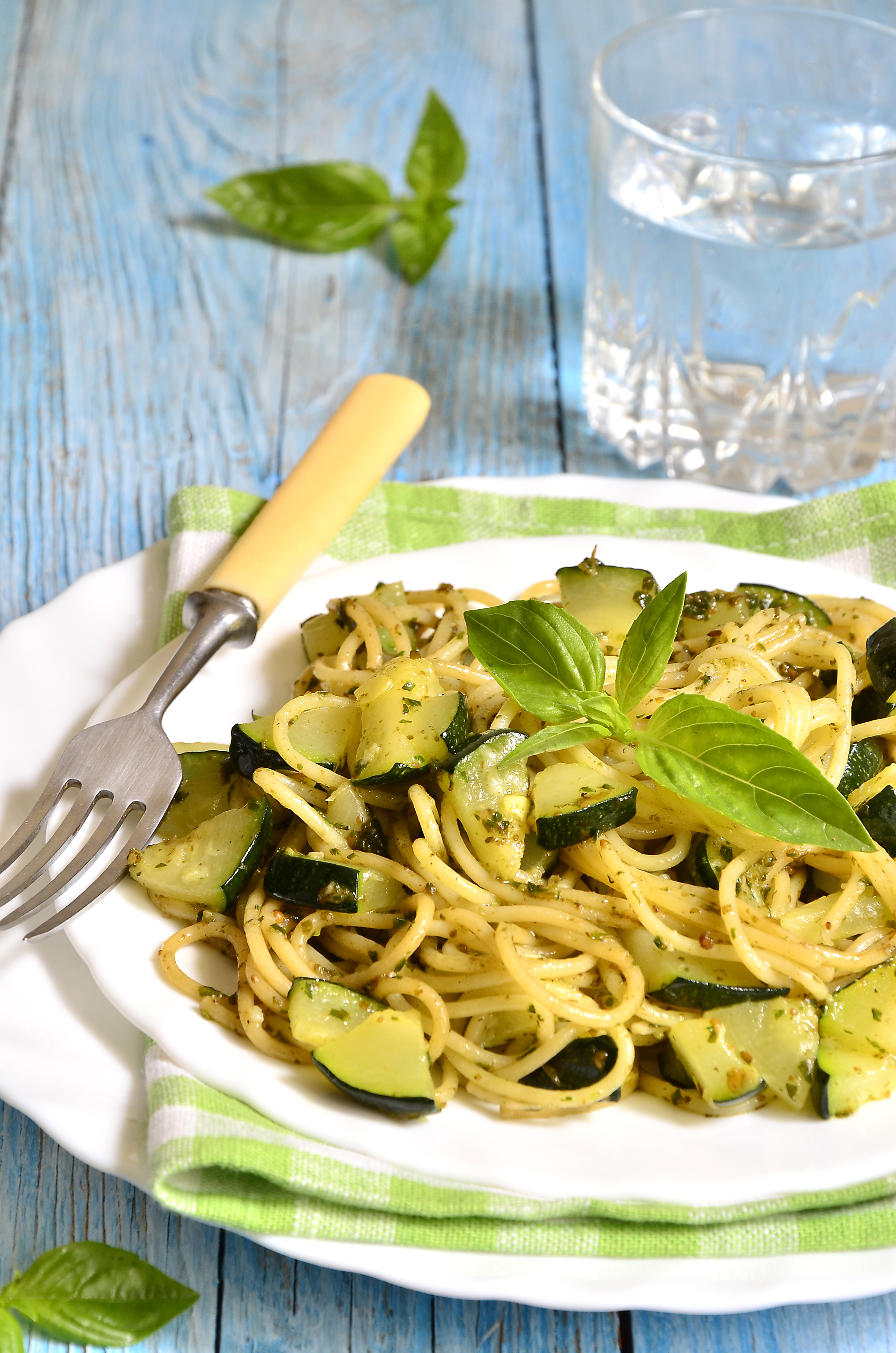 4-spageti-s-tikvicama-i-pestom.bin