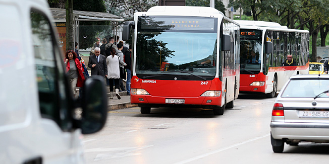 Zadar, 131112.Skupina ucenika jutros je nesto prije osam sati ujutro istukla 33-godisnjeg vozaca autobusa Liburnije.Incident koji se dogodio u blizini stanice Mala posta potvrdjen je iz PU zadarske. Skupina od pet do sest mladjih putnika prvo je ostetila autobus, a nakon sto je vozac krenuo podignuti osteceni dio i upozoriti ih da se smire, grupa mladica ga je fizicki napala.Vozac je zbog tezine ozljeda zavrsio na kirurgiji.Foto: Jure Miskovic / CROPIX