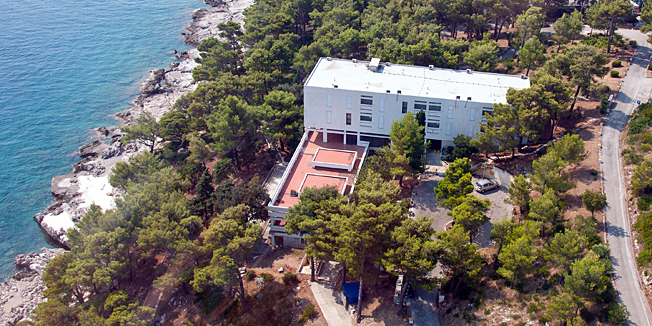 Dubrovnik, 300812.Tvrtka Helimax, osnovana prije tri godine, jedina je u Hrvatskoj specijalizirana za komercijalne panoramske letove, te za organizaciju evenata i turistickih snimanja iz zraka. Cjenik panoramskih letova za tri osobe krece se od 200 eura za desetominutnu avanturu, do 700 eura za sat leta.Na slici Titova vila u vojnom kompleksu Kupari.Foto: Tonci Plazibat / CROPIX