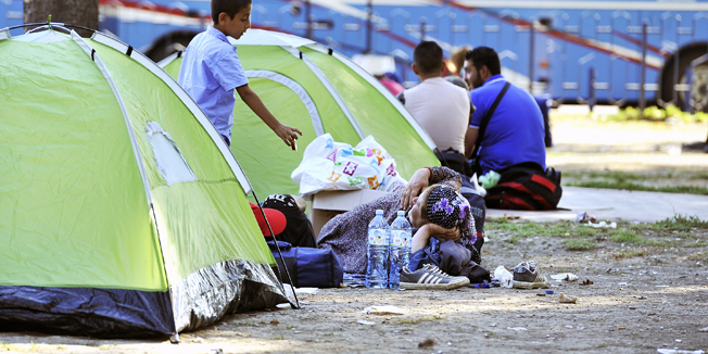 Beograd (Srbija), 270815.Prica o ljudima koji pomazu izbjeglicama iz ratom zahvacenih podrucja na putu do zemalja Europske unije.Mima Zahorjanski koja cesto odnosi potrepstine izbjeglicama koje su stacionirane pored glavnog zeljeznickog kolodvora na putu prema Madjarskoj.Na fotografiji: izbjeglice pored glavnog kolodvora.Foto: Boris Kovacev / CROPIX