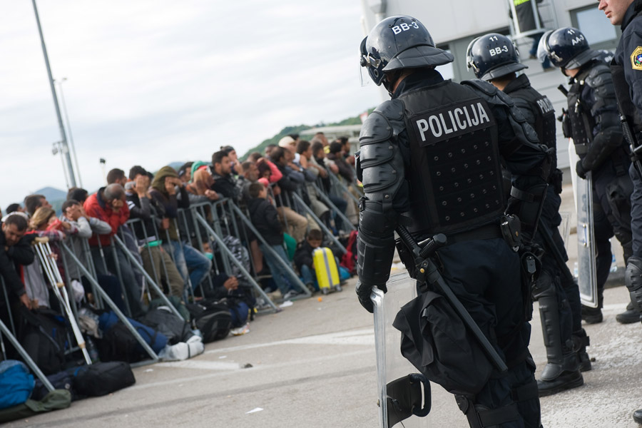 Bregana, 190915.Brojne izbjeglice pristigle su na Breganu te cekaju da predju hrvatsko - slovensku granicu.Foto: Darko Tomas / CROPIX