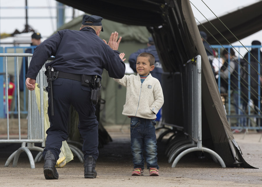 Hrvatski policajac pozdravlja malog migranta