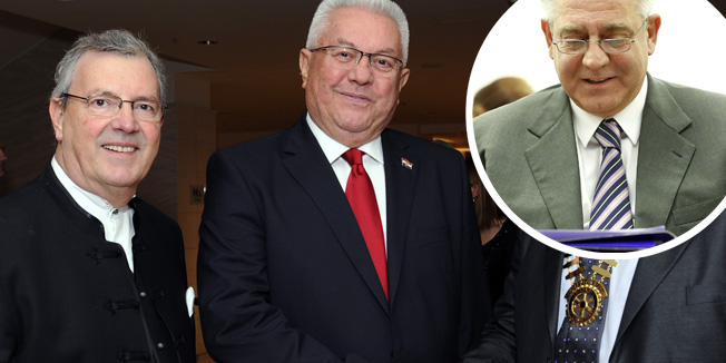 Split, 101211.U hotelu Le Meridien Lav odrzan je 15. tradicionalni Bozicni humanitarni bal. Rotarijanci su donirali 75.000 kuna vrijedan Lifter kao pomoc invalidnim osobama kako bi mogli ulaziti u more na kupalistu Bene u Splitu. Na slici: Jerko Rosin, Luka Bebic i Zeljan Radman, predsjednik Rotary Cluba Split.Foto: Jadran Babic / CROPIX