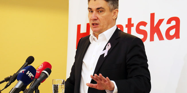 Dubrovnik, 031015.U kongresnoj dvorani Hotela Park okupili su se simpatizeri SDP-a na skupu stranke kojem su prisustvovali predsjednik vlade Zoran Milanovic i ministri Arsen Bauk, Boris Lalovac i Branko Grcic.Na fotografiji: Zoran Milanovic.Foto: Niksa Duper / CROPIX