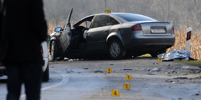 Vojnic, 150214.Ujutro u 8 sati u sudaru kamiona slovenskih registracijskih oznaka i automobila marke Audi u mjestu Okic kod Vojnica, smrtno je stradao vozac osobnog automobila sisackih registracijskih oznaka. Kamion je prevozio sulfat za izbjeljivanje papira tako da su pristigli i vatrogasci koji moraju osigurati da se kemikalija ne izlije u okolis. Policijski ocevid je u tijeku.Na fotografiji: Mjesto prometne nesrece - unisteni Audi.Foto: Robert Fajt / CROPIX