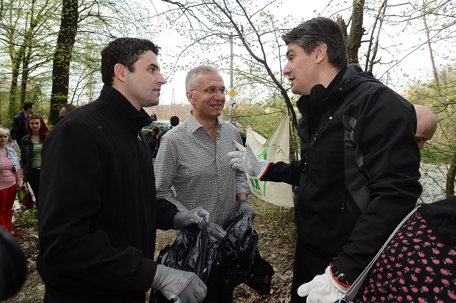 Zagreb, 200413.Novoselecki put.Predsjednik Vlade Republike Hrvatske Zoran Milanovic sudjelovao je u akciji Zelena cistka - Jedan dan za cisti okolis, u sklopu svjetske akcije World clean upNa fotografiji: Davor Bernardic, Rajko Ostojic i Zoran Milanovic.Foto: Goran Mehkek / CROPIX