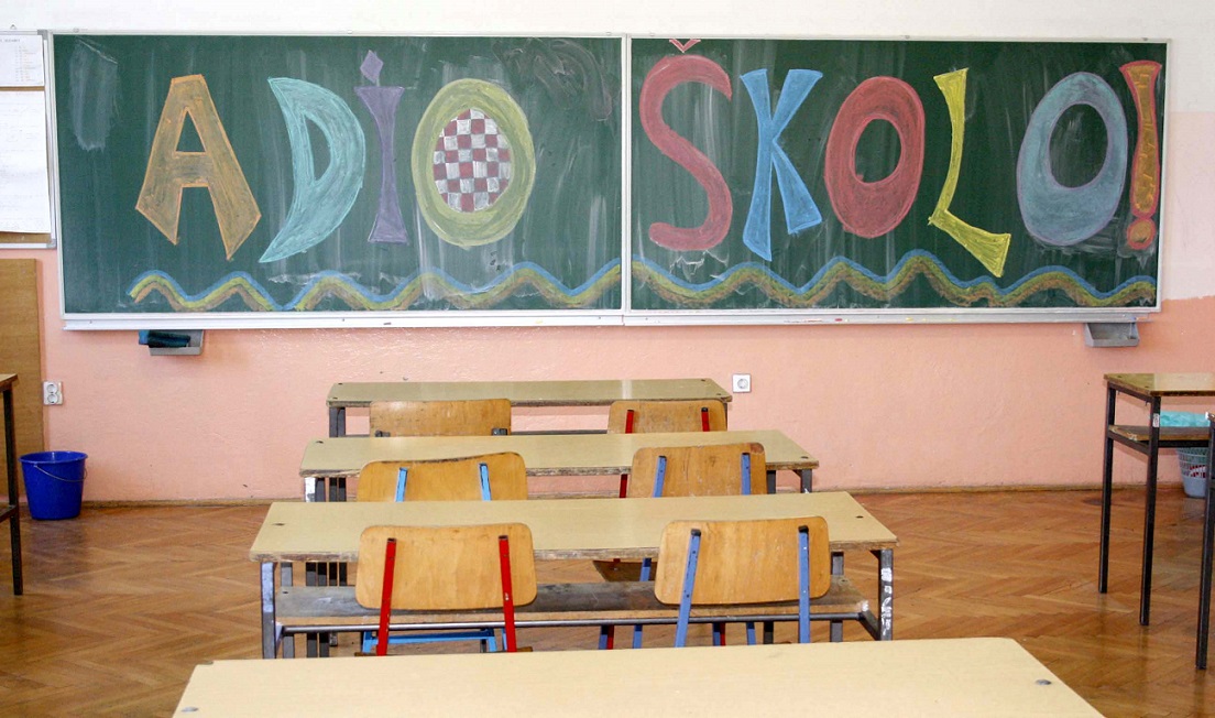 Sestanovac, 190608.Jos jedan kraj skolske godine je stigao, i klupe su sada prazne. Doslo je vrijeme da se odmore od ucenickog  zamora, cike i poskakivanja. Lito vilovito je pred vratima i za neko vrijeme nitko ih se nece sjetiti. Generacije ucenika nepovratno su ih napustile prepustajuci se zaru ljeta i izazovu zivota,  dok su  u  strpljivom  iscekivanju  devetog mjeseca  kada  jedva cekaju da ih zamijene neki drugi klinci. A do tada... ADIO SKOLO!Foto: Mirko Kovacevic / EPEHA