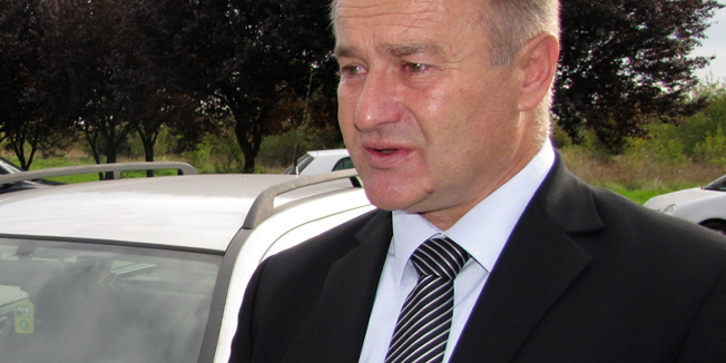 Sisak, 011015.Otac Zeljko Seperic iz Lekenika nece vise svoju kcer Iskru, ucenicu 8. razreda Osnovne skole Mladost Lekenik, nositi na ledima po stepenicama skole. U skoli Mladost Lekenik dovrsene su dvije pristupne rampe za  invalide  pa sada otac Iskru u skolu vozi u kolicima. Tim povodom skolu je obisao i sisacko-moslavacki zupan Ivo Zinic. Na fotografiji: Otac Zeljko Seperic  i zupan Ivo Zinic ispred skole. Foto: Mate Piskor / CROPIX                                         