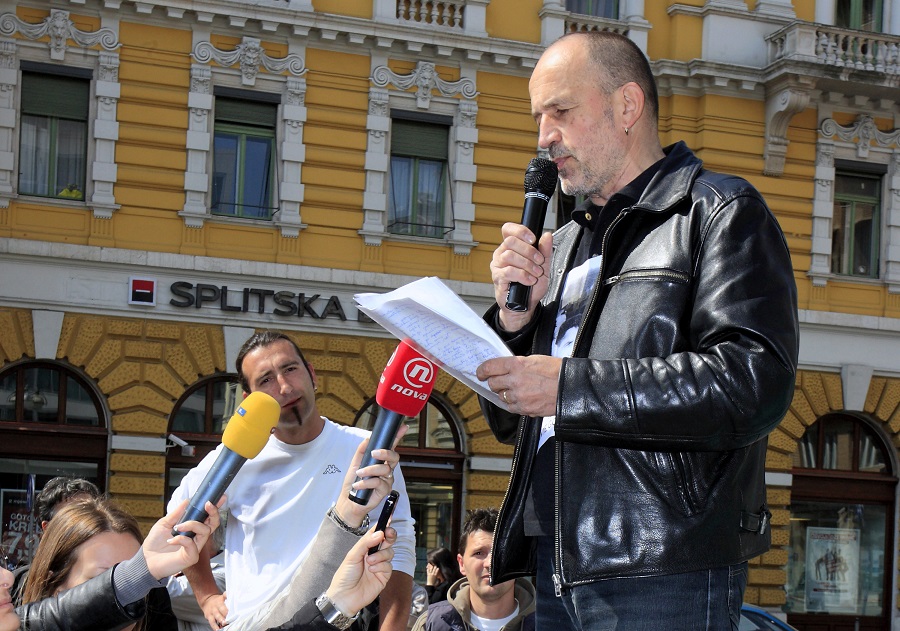 Rijeka, 160411.Danas u 11h je u organizaciji UHDDR na Mostu Hrvatskih Branitelja u Rijeci zapocet mirni prosvjed povodom donosenja presude hrvatskim generalima Anti Gotovini i Mladenu Markacu u Haagu. Prosvjedna povorka je u tisini prosla Korzom noseci transparente podrske generalu Gotovini. Na slici: kada je povorka stigla do kraja Korza,  predsjednik rijecke Udruge hrvatskih dragovoljaca Domovinskog rata Mile Biondic odrzao je kratak govor u kojem se osvrnuo kako su bivsi predsjednik Mesic i sadasnji Josipovic prodali hrvatske generale u Haag.Foto: Davor Zunic / CROPIX