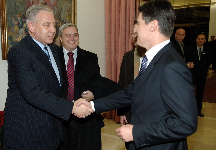 Zagreb, 151207.Predsjednik Republike Hrvatske Stjepan Mesic nastavlja drugi krug konzultacija za dobivanje mandata za sastavljanje Vlade.Zavrsne konzultacije sa strankama u Predsjednickim dvorima, prije izbora mandatara.Predsjednik Stipe Mesic prima celnike SDP - a i HDZ - a  Zorana Milanovica i Ivu Sanadera.Na slici : Ivo Sanader i Zoran Milanovic.Foto : Goran Mehkek / Cropix