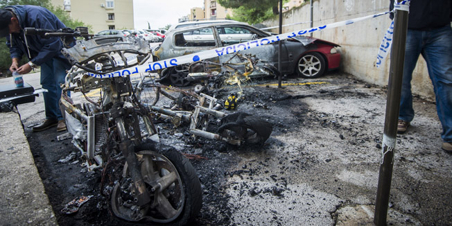 Sibenik, 151015.Nepoznati pocinitelj sinoc je zapalio cetiri motora i osobno vozilo u gradskoj cetvrti Vidici.Foto: Nikolina Vukovic Stipanicev / CROPIX