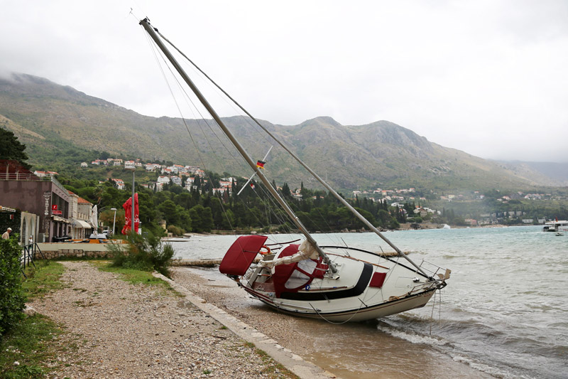 Dubrovnik, 151015.Jako jugo koje je tijekom noci puhalo na dubrovackom podrucju, izbacilo je jedrilicu usidrenu u luci Srebreno u Zupi Dubrovackoj na plazu ispred hotela Sheraton.Foto: Niksa Duper / CROPIX
