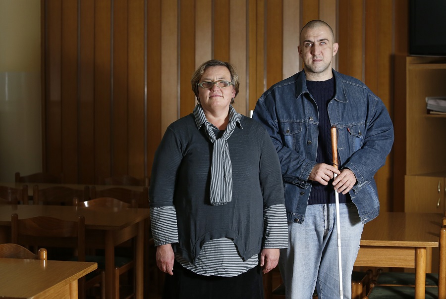 Zagreb, 131015.Udruga slijepih Zagreb.Slijepe osobe Blazenka Rogulj i Dejan Pesic.Na fotografiji: Blazenka Rogulj i Dejan Pesic.Foto: Marko Todorov / CROPIX