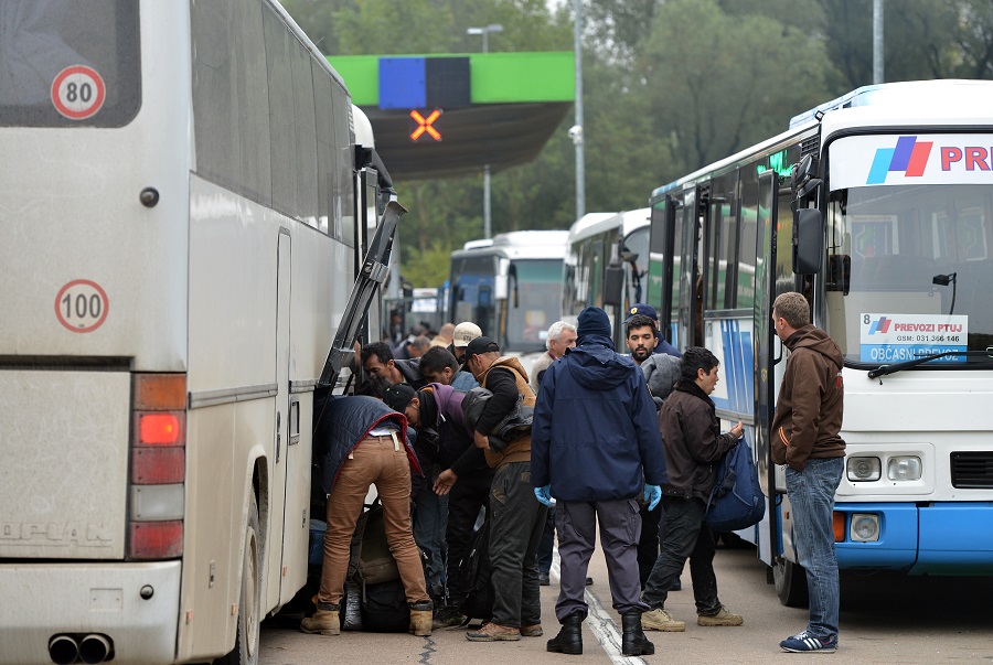 Mursko Sredisce, 171015Nakon zatvaranja madjarske granice, autobusi su preusmjereni na granicu sa Slovenijom. Na GP Mursko Sredisce - Petisovci stiglo je prvih 6 autobusa s migrantima.Foto: Zeljko Hajdinjak / Cropix
